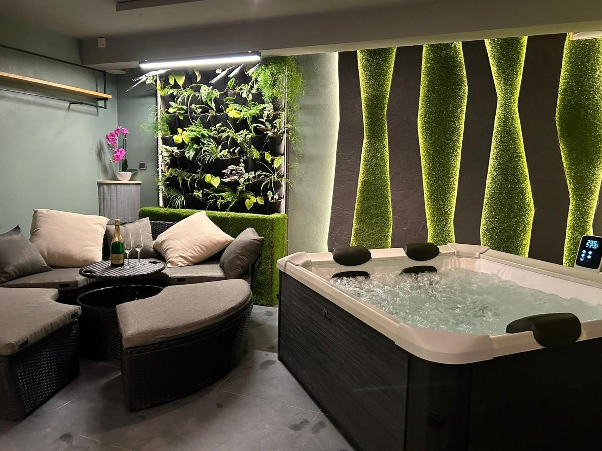 Leo Apartment Suite & Private Spa Zone - Old City Bratislava Dış mekan fotoğraf