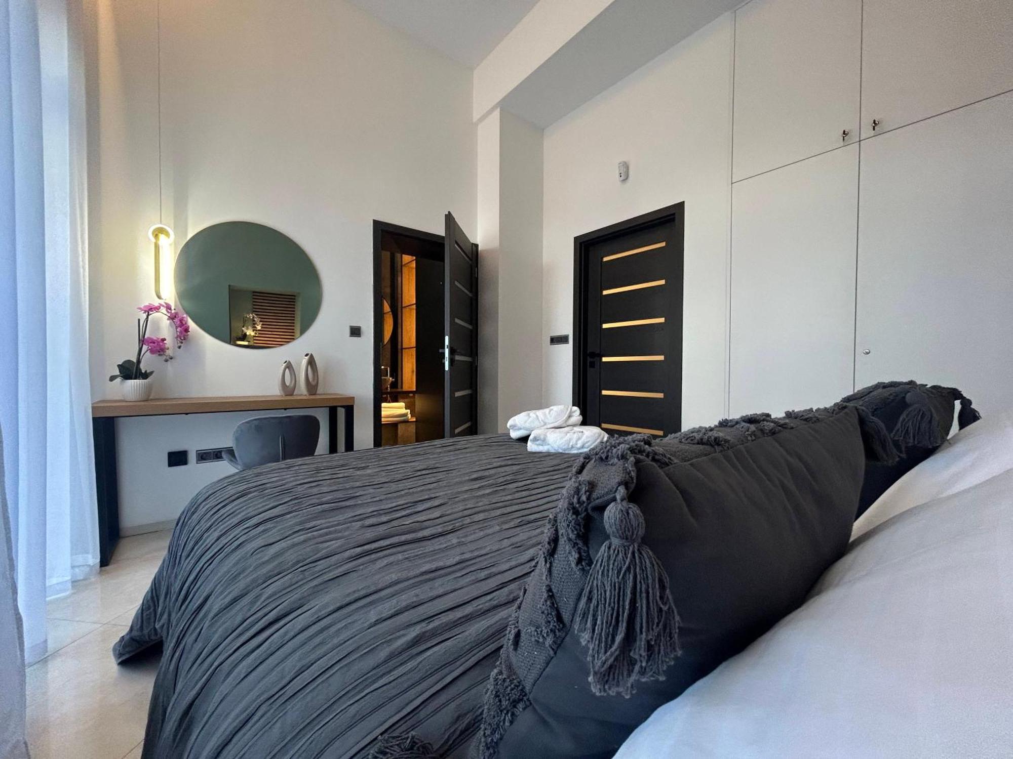 Leo Apartment Suite & Private Spa Zone - Old City Bratislava Dış mekan fotoğraf
