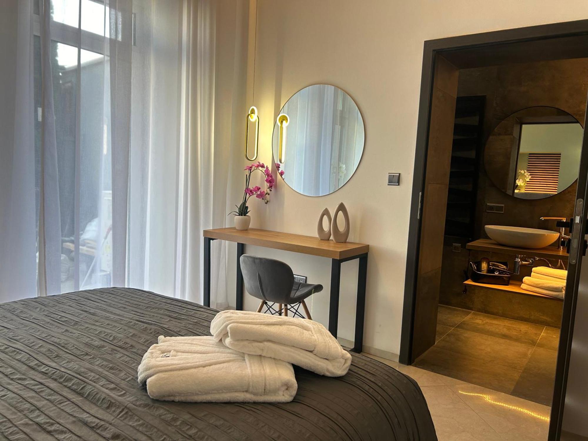 Leo Apartment Suite & Private Spa Zone - Old City Bratislava Dış mekan fotoğraf