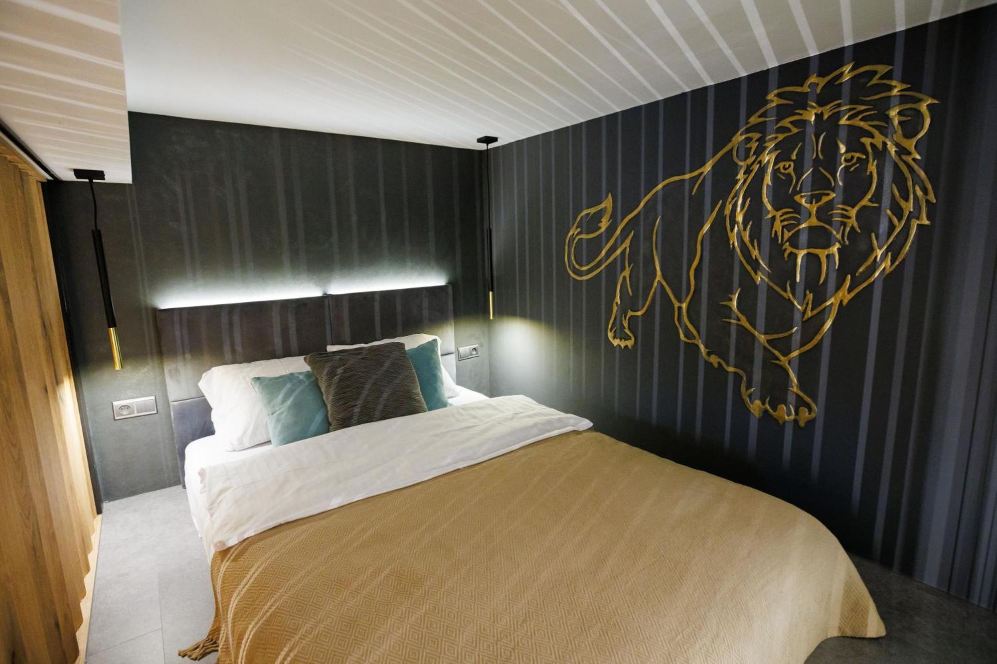 Leo Apartment Suite & Private Spa Zone - Old City Bratislava Dış mekan fotoğraf