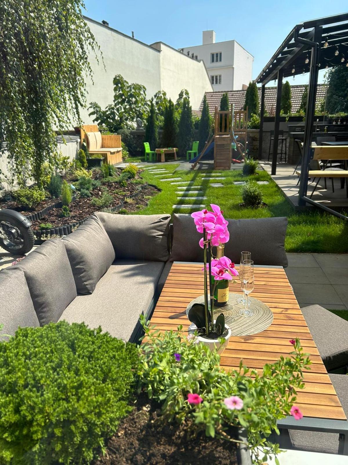 Leo Apartment Suite & Private Spa Zone - Old City Bratislava Dış mekan fotoğraf